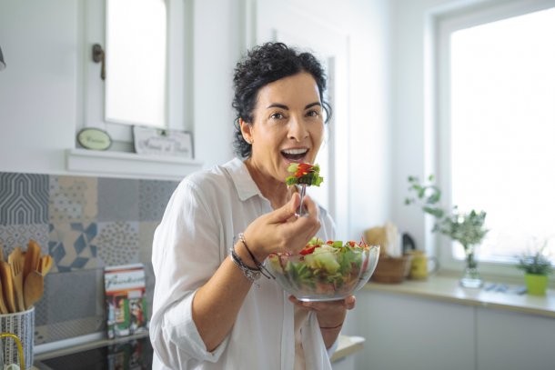 Vrouw eet gezond tijdens de overgang