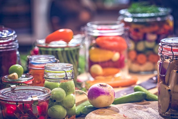 Potten met gefermenteerde voeding
