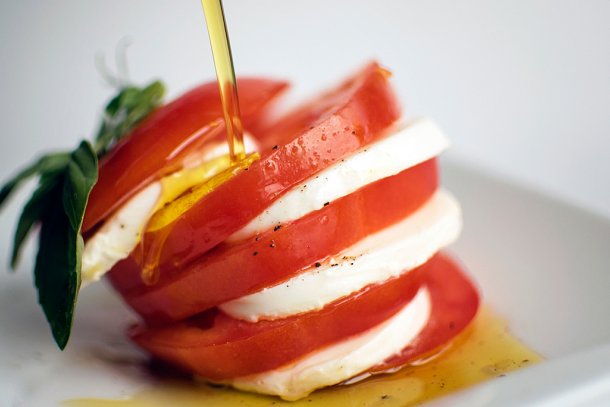 olijfolie over caprese