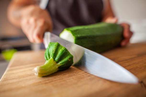 Het snijden van een courgette