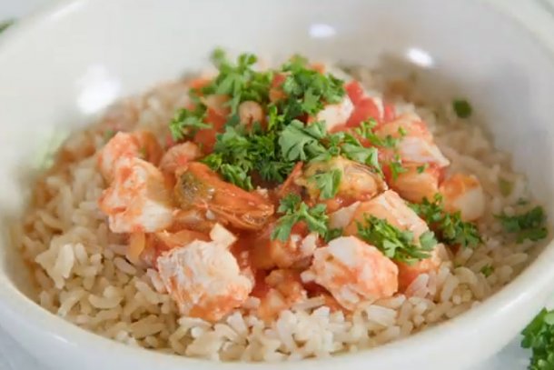vissaus met tomaten