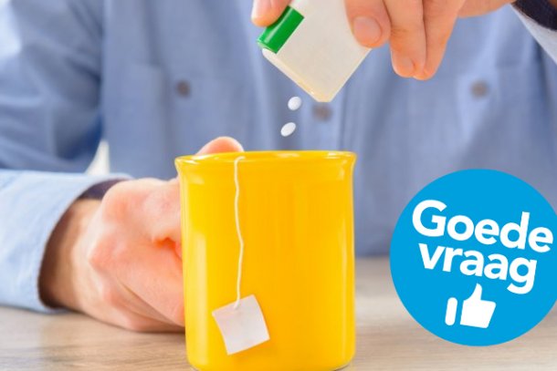 Man doet zoetje in zijn koffie