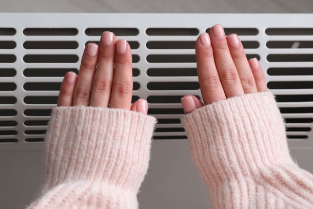 Koude handen verwarmen bij de verwarming