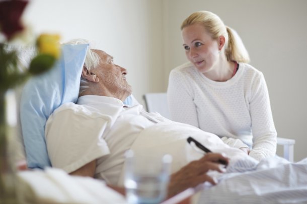 oudere zieke man ligt in bed
