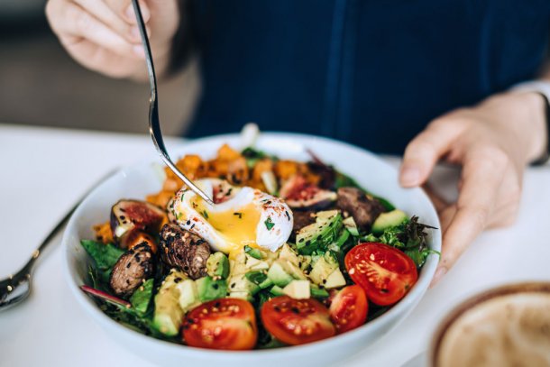Vrouw eet koolhydraatarme salade
