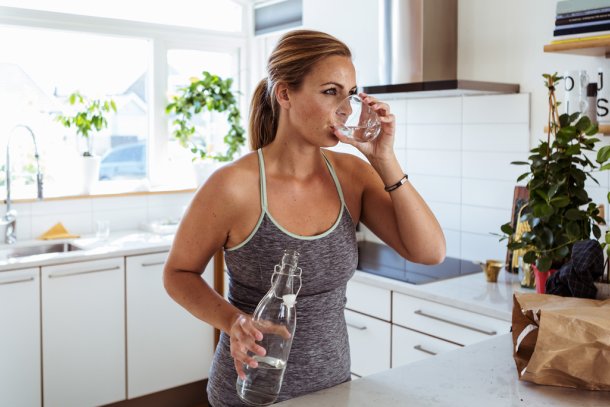 fitte vrouw drinkt water
