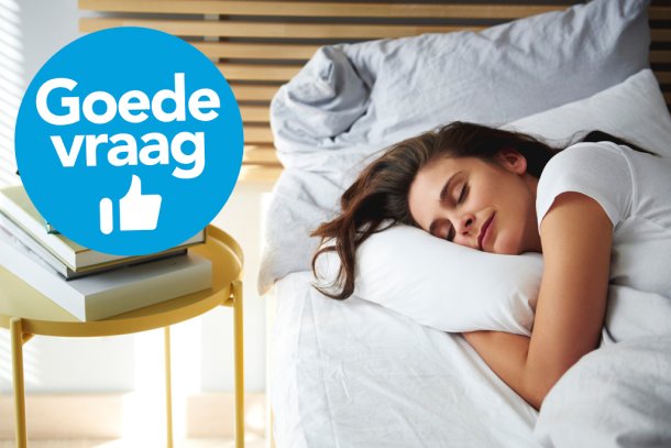 Vrouw ligt alleen in bed lekker te slapen
