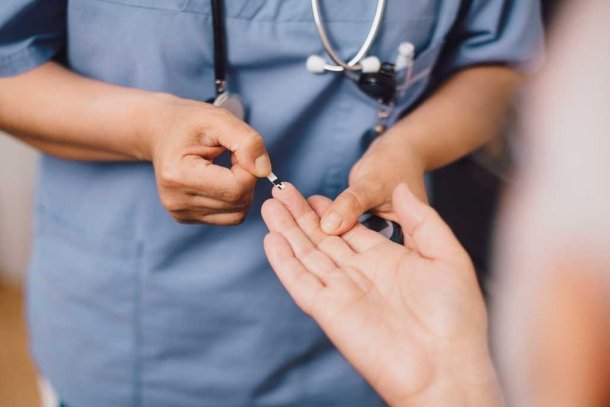 bloedsuiker meten door vingerprik bij dokter