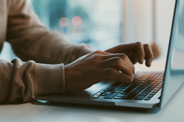 Man zoekt online naar informatie