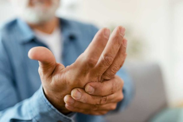 Man met pijn aan zijn hand