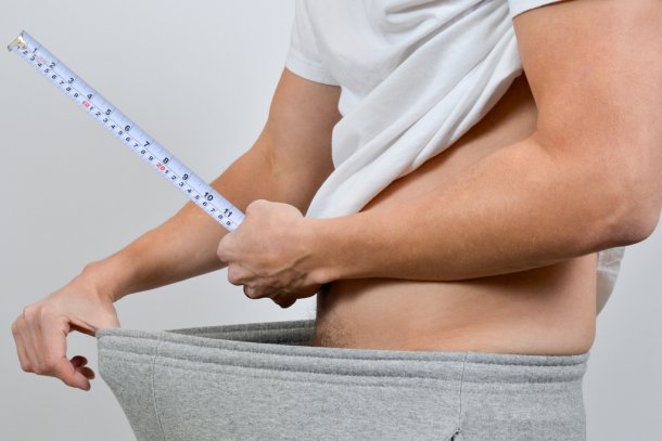 Man meet de lengte van zijn penis met een centimeter