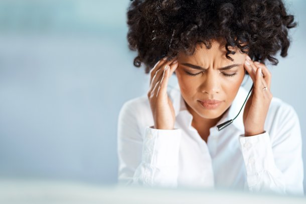 Vrouw wrijft over haar slapen, heeft stress