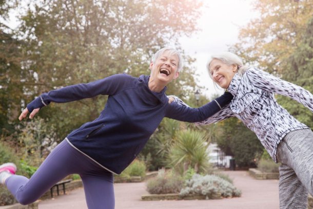 2 oude vrouwen sporten in park en doen gek