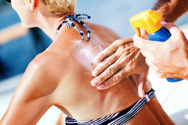 zonnebrandcreme insmeren