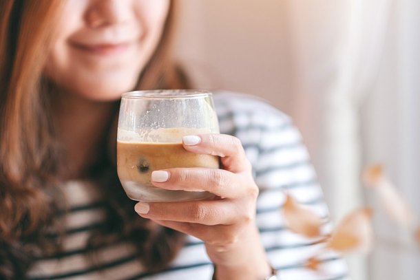 Vrouw drinkt een proffee, oftewel koffie met proteïne (eiwit)