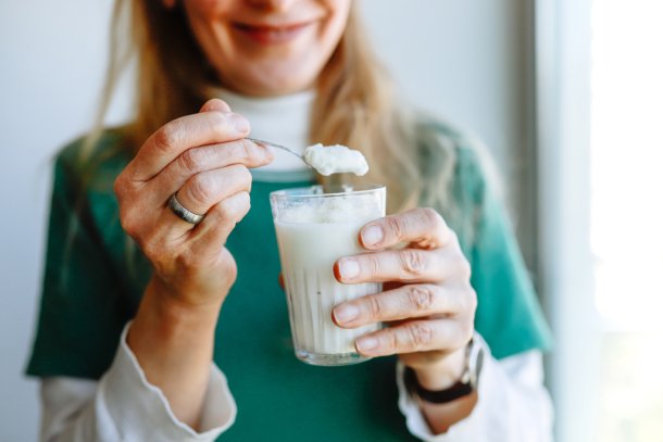 vrouw eet yoghurt