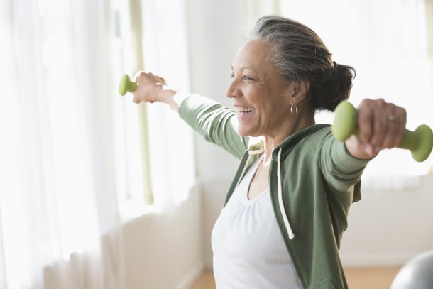 Vrouw doet aan krachttraining met gewichten 