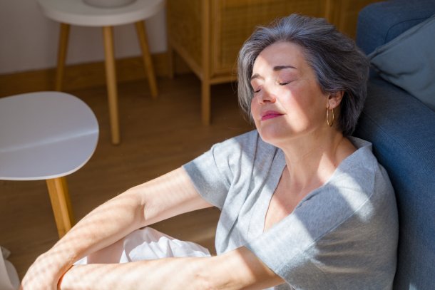 vrouw geniet binnen van de zon