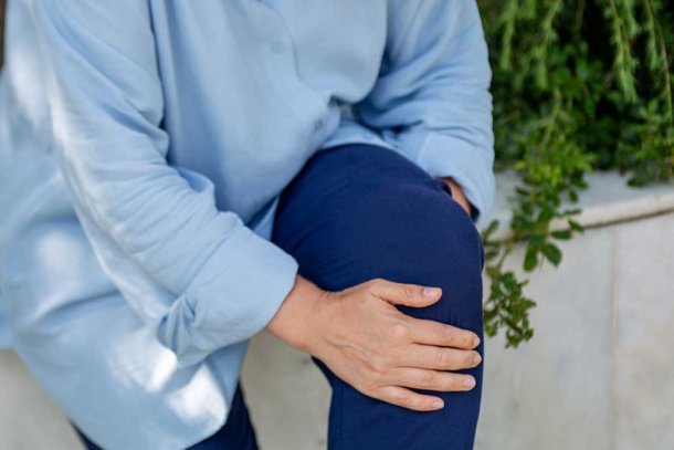 vrouw met artrose in knie