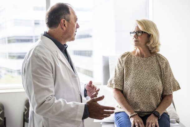 oudere vrouw praat met dokter