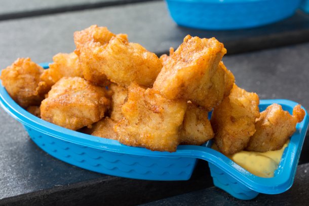 Kibbeling in een bakje in de vorm van een vis