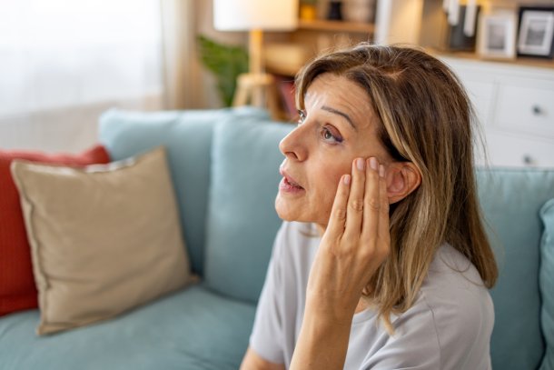 Vrouw heeft last van haar oor