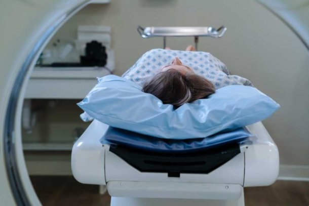 Persoon gaat door scanner