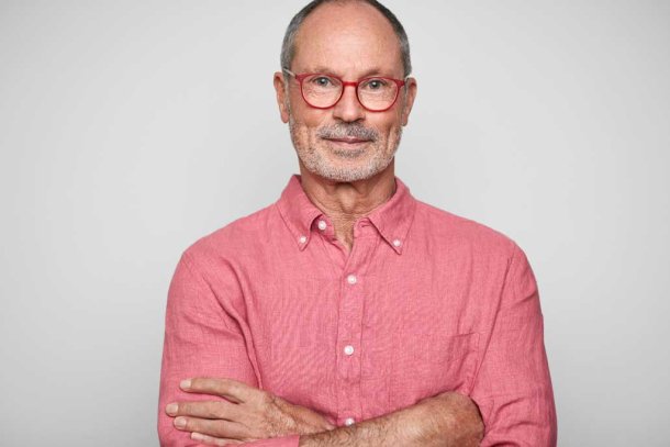 portret man in roze overhemd