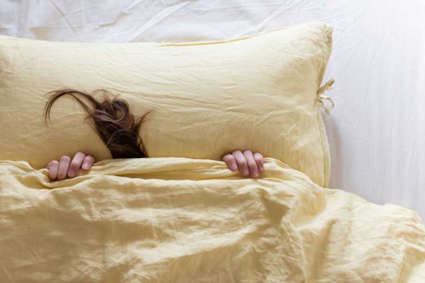 vrouw in bed met pluk haar