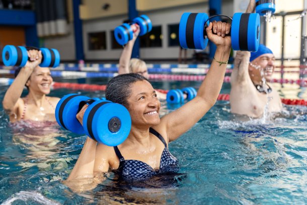 vrouw doet aan aquarobics