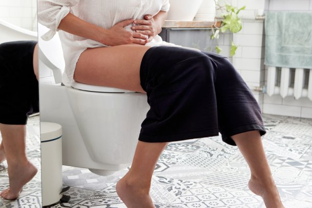 vrouw op de wc met blaasontsteking