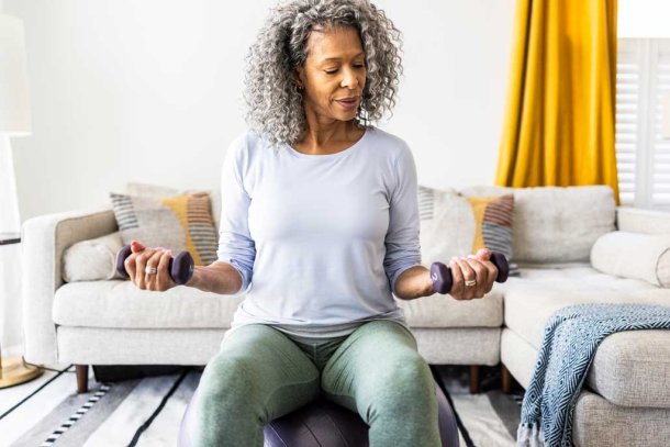 Vrouw doet thuis krachttraining