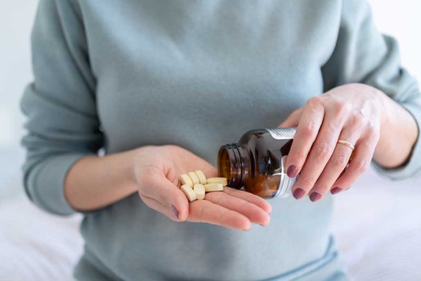 Vrouw neemt vitamine