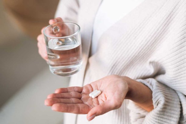 Vrouw slikt multivitamine